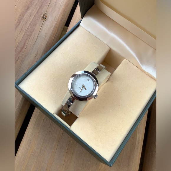 Ladies Gucci bangle watch ๐บ - Picture 2 of 13